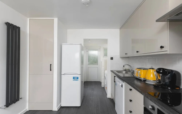 Skyvillion - Lush 2 Bed Hydean Way House & Garden