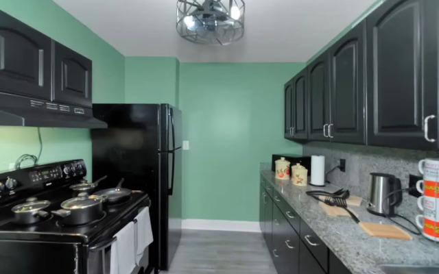 Spacious 3BR DTWN Condo with Pool