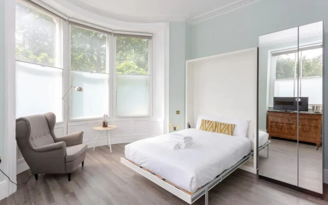 Chic, Newly Renovated Studio Apartment in Angel