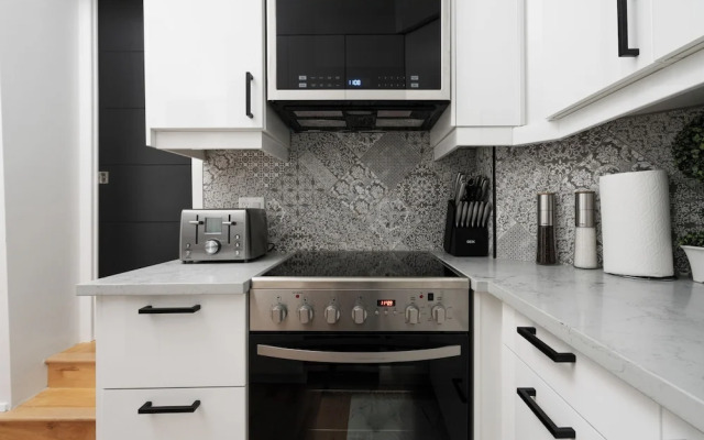 Downtown Luxe - Parking, Metro, King Bed, Sleeps 6
