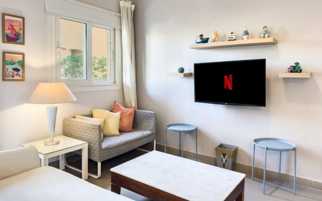 Xuru Stays I The 2bdr Warmhearted Waterside Apt