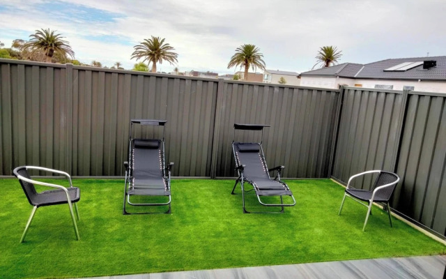 Modern & Cosey 4bedroom House Walk to Beach