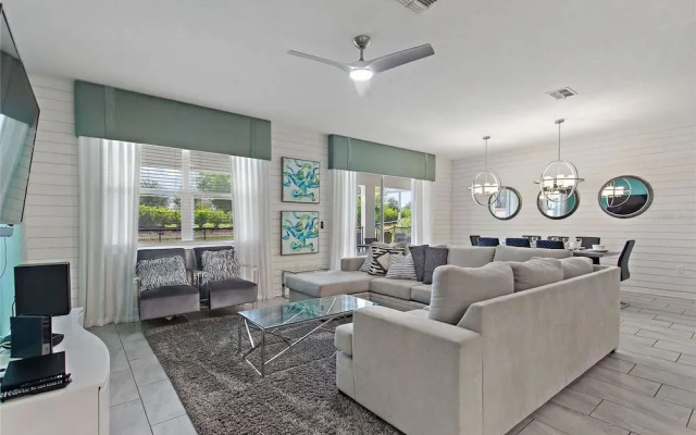 Upstay - Championsgate Home w Hot Tub-pool-cinema