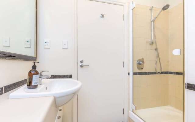 Lovely City Apartment with Pool & Gym