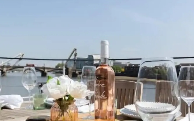 Cheyne Walk Houseboat by Onefinestay