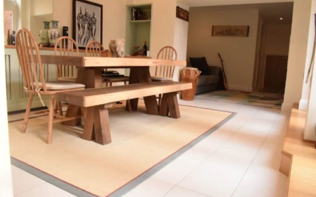 Spacious 2 Bedroom Apartment Near Notting Hill Gate