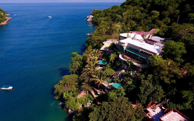 Luxury Suite With Garden and Ocean View