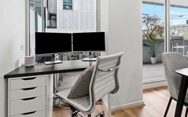 Sleek South Yarra 2-bed With Alfresco Dining – Guest Rooms – Melbourne