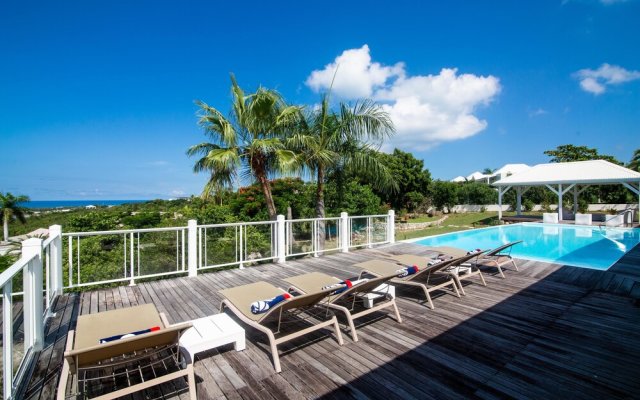 Exclusive Terres Basses Location, Full AC, Salt Water Pool, Wifi, Short Drive to the Beach!