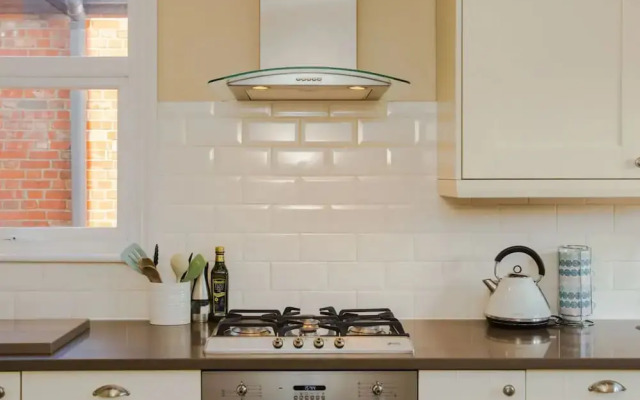 Classic and Elegant 3 Bedroom Apartment With Private Garden