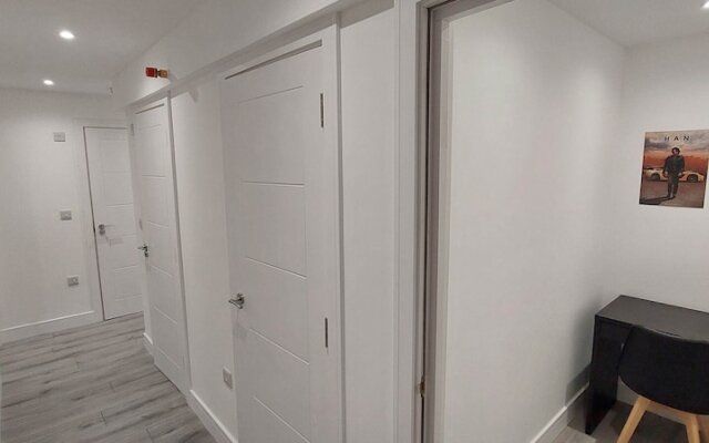 Modern 3 Bedrooms Apt. 01 - Camberley