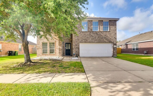 Pet-friendly Pearland Home ~ 21 Mi to Houston!