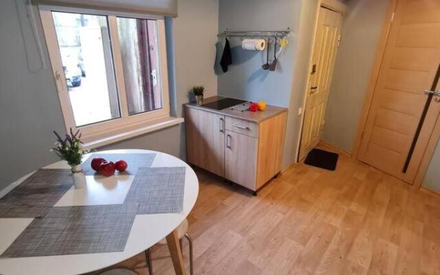4 can stay, free parking, 10 min to city center.