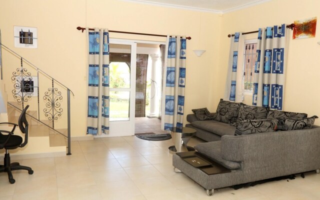 House with 2 Bedrooms in Grand Gaube, with Pool Access, Terrace And Wifi