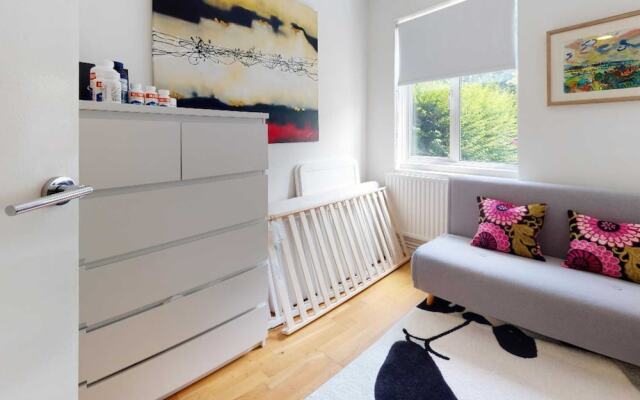 Bright and Spacious Philbeach Garden Apartment