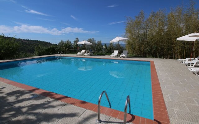 Rural agritourismo with panoramic swimming pool.