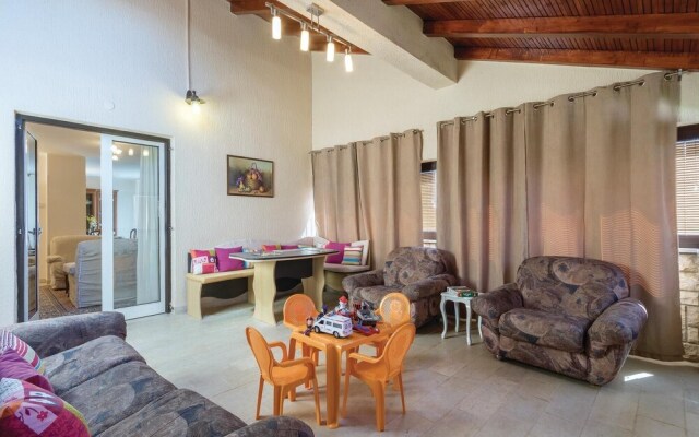 Awesome Apartment in Valbandon With 3 Bedrooms and Wifi