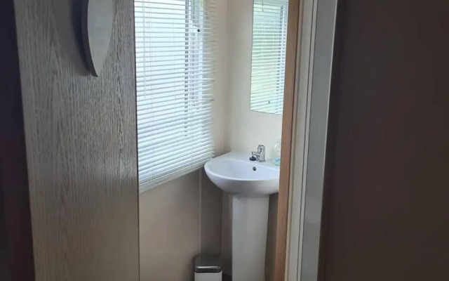 2 Bed Lodge - Sleeps 5 - Parking - Pets - Wifi