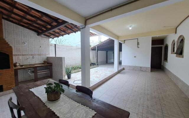 4 quartos espaçosos c/churrasqueira e praia a 150m