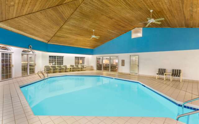 Super 8 by Wyndham Reedsburg