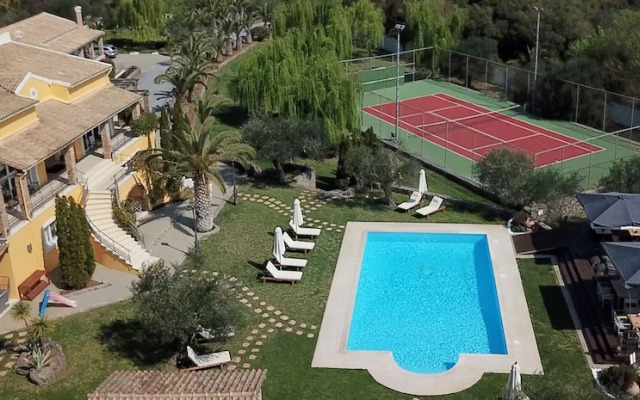 Beautiful 9-bed Villa in Gouvia With Tennis Court