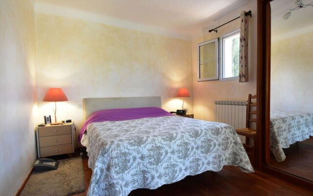 Stunning Villa Near Regusse With Private Swimming Pool