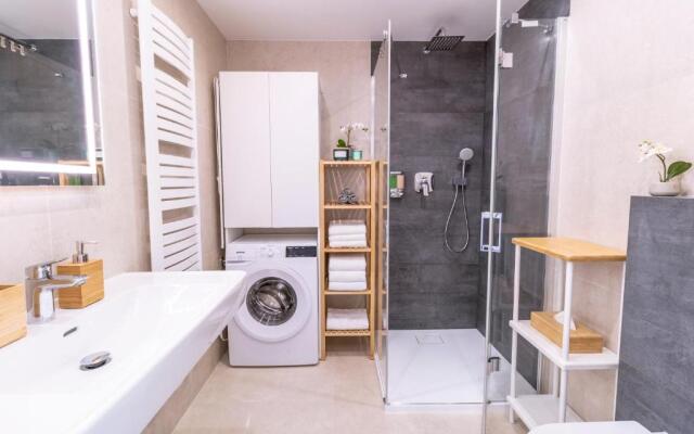 Boutique Sky City Apt. with BALCONY / TOP SPOT