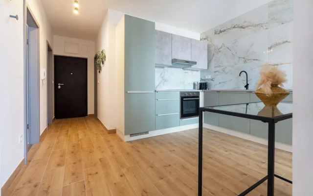 Modern apt With Balcony, 12 min Walk to the Beach