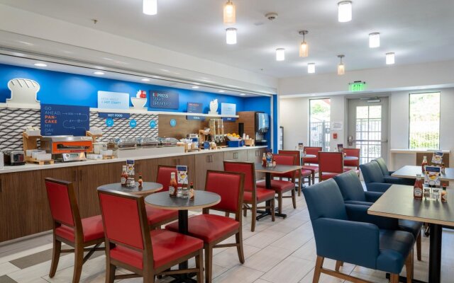 Holiday Inn Express & Suites Lake Forest by IHG