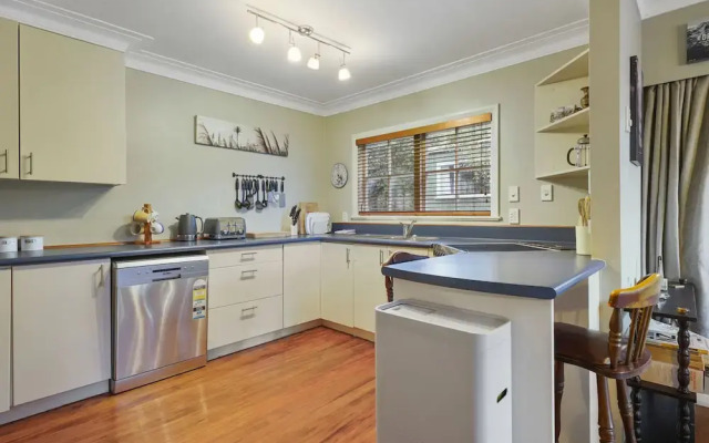 Kohi Family Home- Netflix & Gardens View