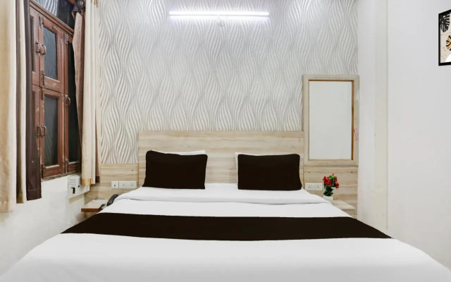 OYO 16721 Divine Hotel