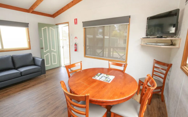 Aquarius Apartments and Cabins