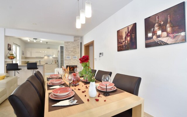Awesome Home in Dugopolje With Wifi and 4 Bedrooms