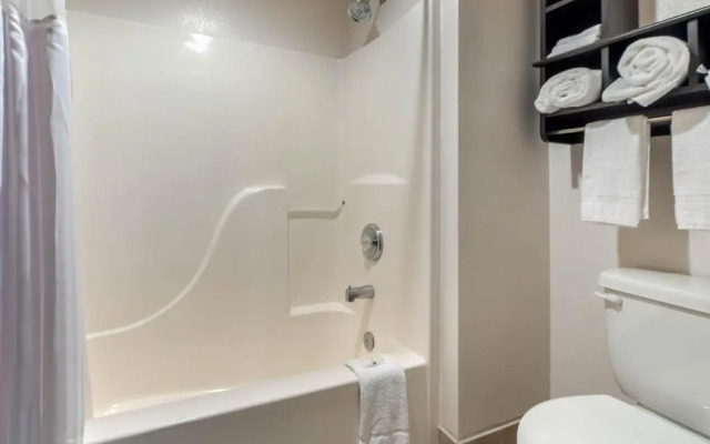 Allington Inn & Suites South Fork