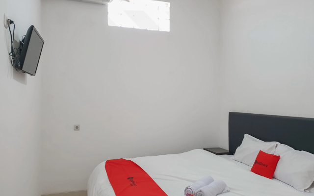 RedDoorz near Istana Plaza 3 – Guest Rooms – Bandung