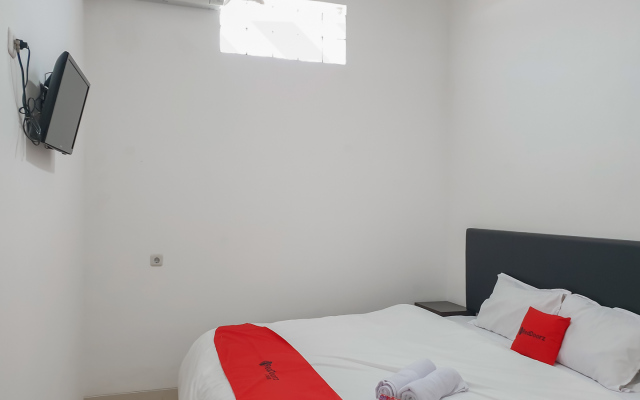 RedDoorz near Istana Plaza 3