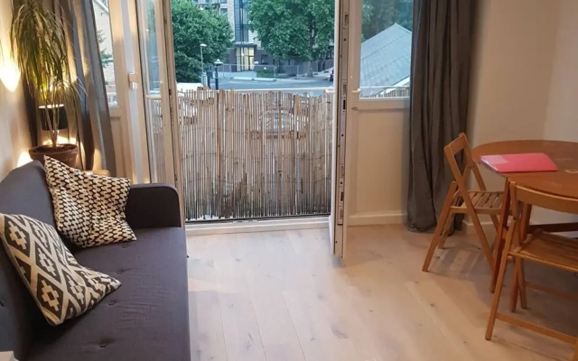 Sunny 1 Bedroom Apartment In Fun Neighbourhood