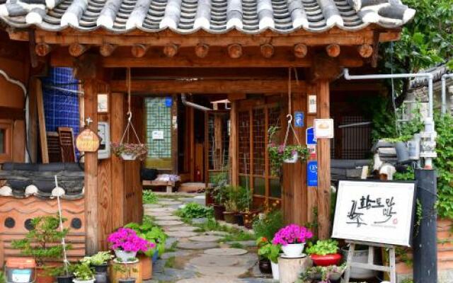 PinetreeView Hanok Guesthouse