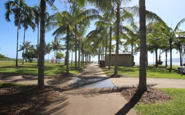 Pool View City Centre Apartment 206