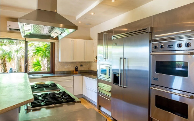 Mediterranean-style Flamingo Mansion Offers the Ultimate in Beachfront Luxury