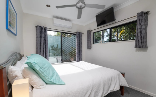 Beach bliss Queen bed BBQ Pool Netflix