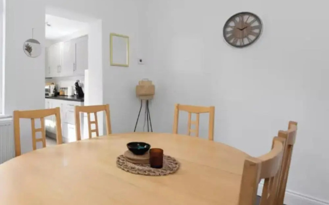 Large 4 Bed House - 4 Double Beds