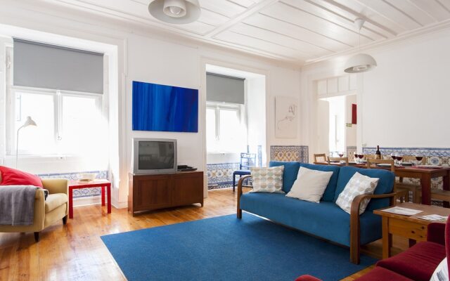 ALTIDO Classic 3BR home w/workspace in Chiado, 2mins from Baixa-Chiado subway