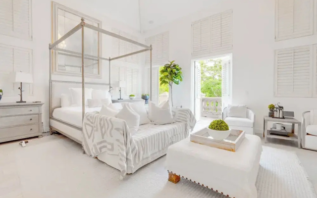 Carolwood - Modern Tuscan Villa With Rolling Lawns and Loggia in Holmby Hills