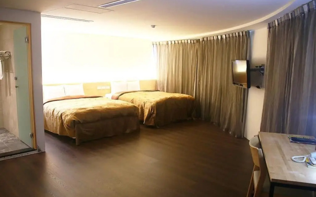 River Hotel