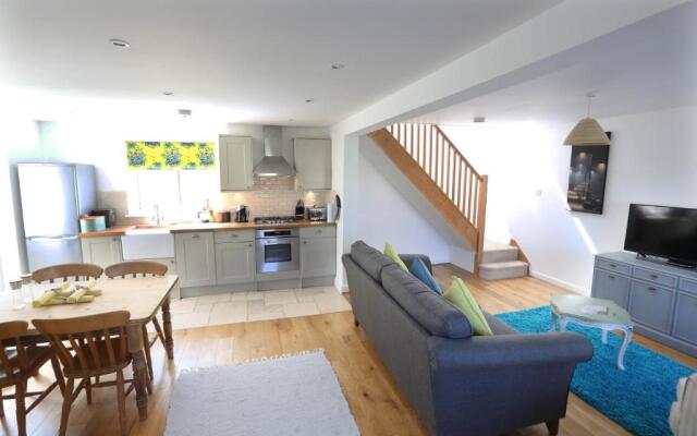 4a Dolphin Close