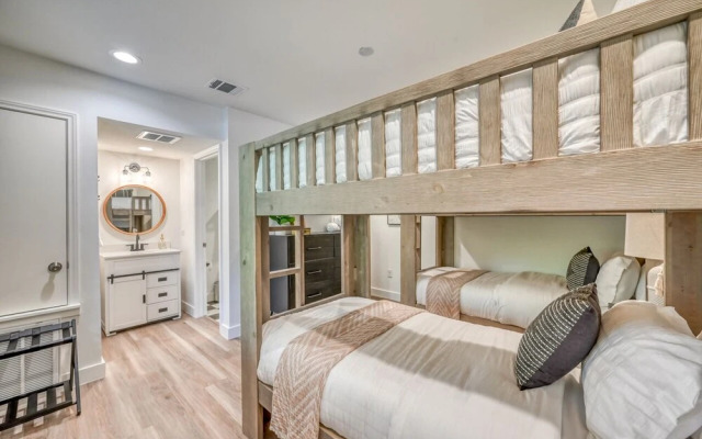 New! Luxury Riverfront Villa W/firepit & Gameroom!