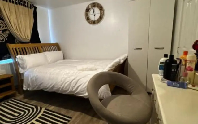 OYO Unique Guestroom - Farnworth, Easy Access to Bolton