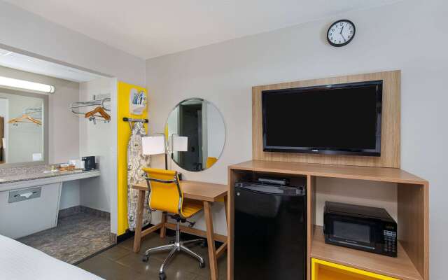 Days Inn by Wyndham Holladay