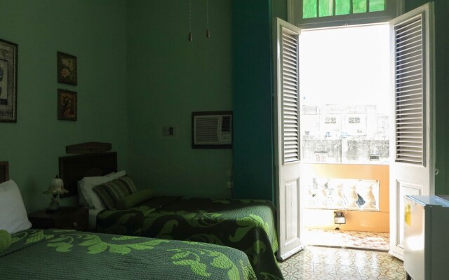 Hostal Balcones 2, Knocking on Cuba